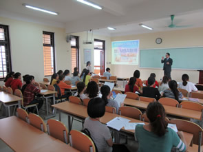 ベトナム　フエ外国語大学を訪問