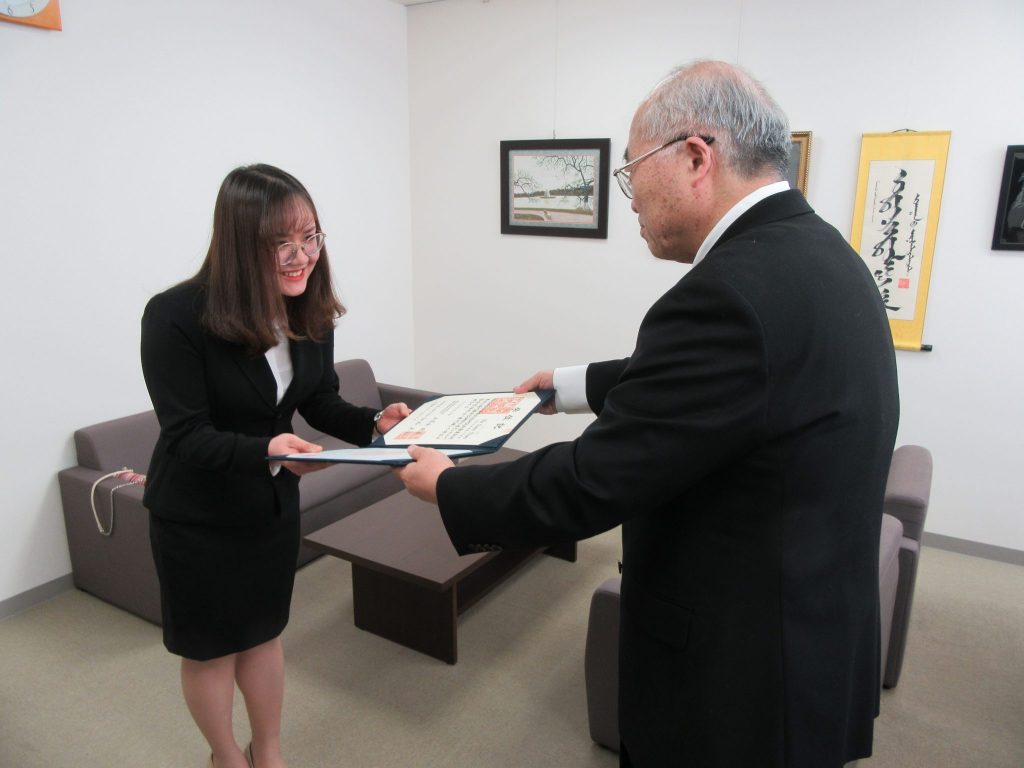 「学位記」授与および「事業創造アウォード」表彰が行われました