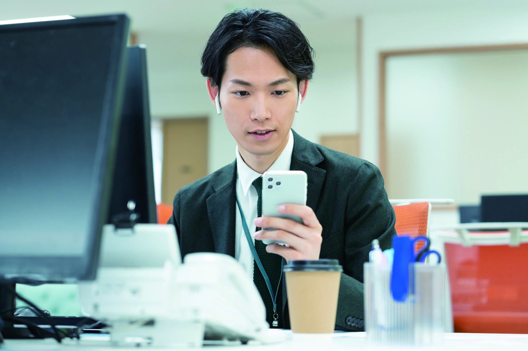 スマートフォンで授業を視聴する社会人