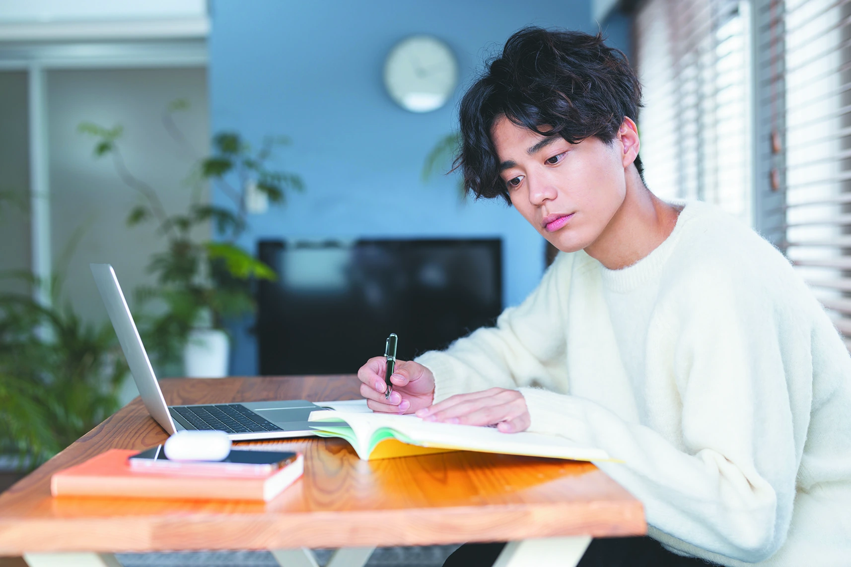 学習教材で基礎知識を学ぶ学生
