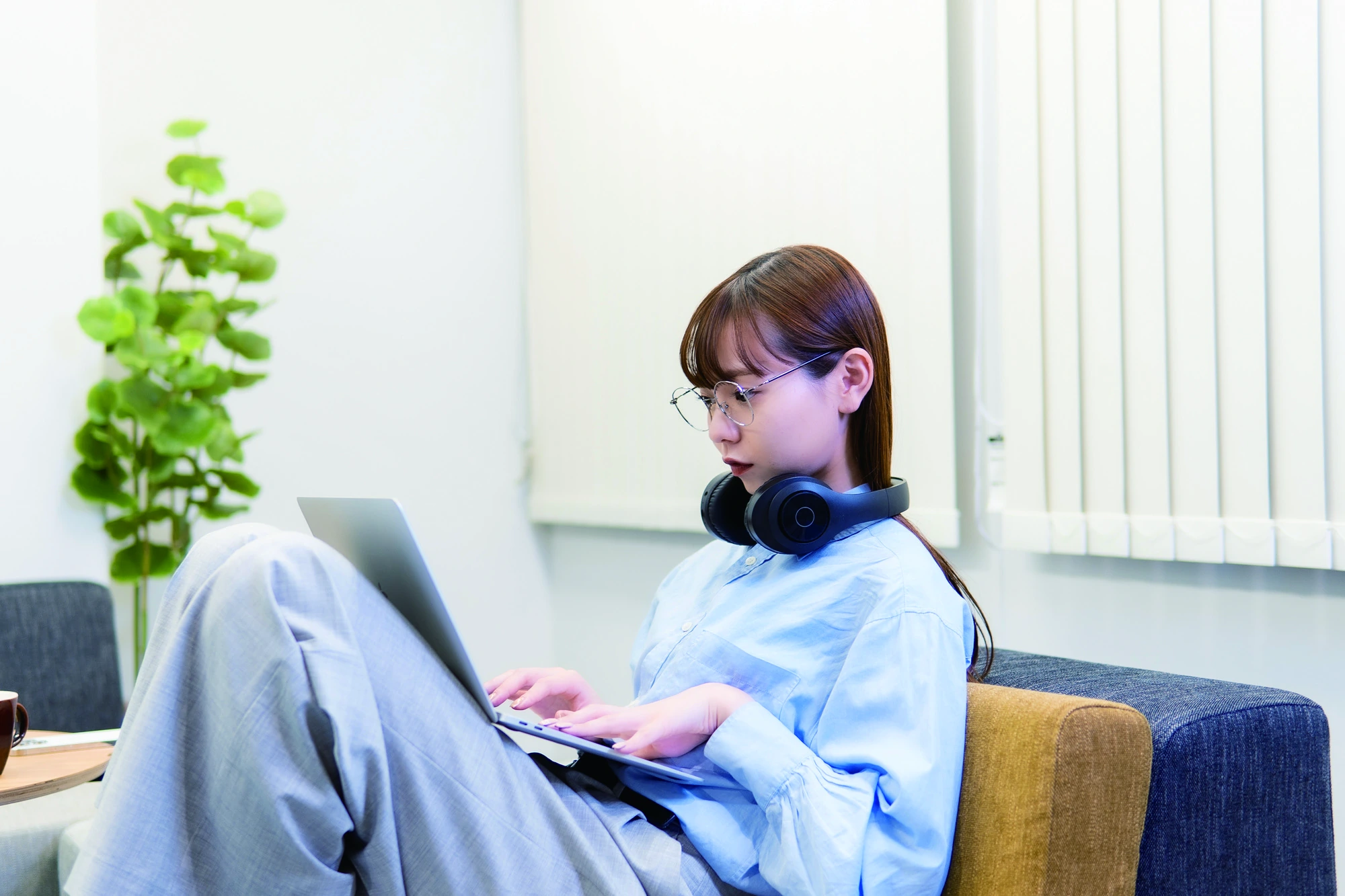 自宅でオンライン授業を受ける女性