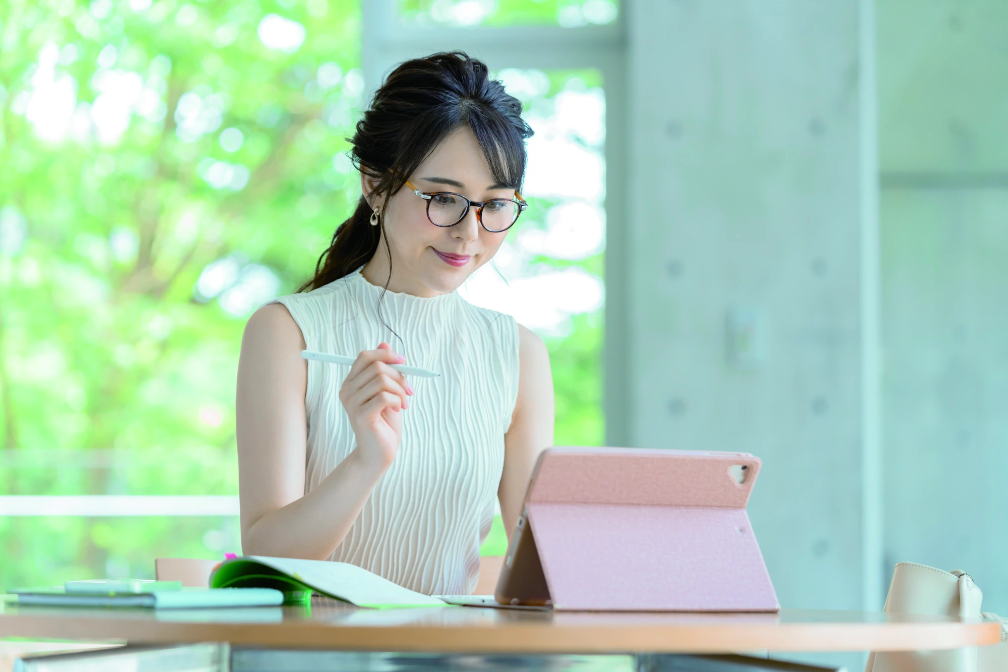 タブレットで学習する女性