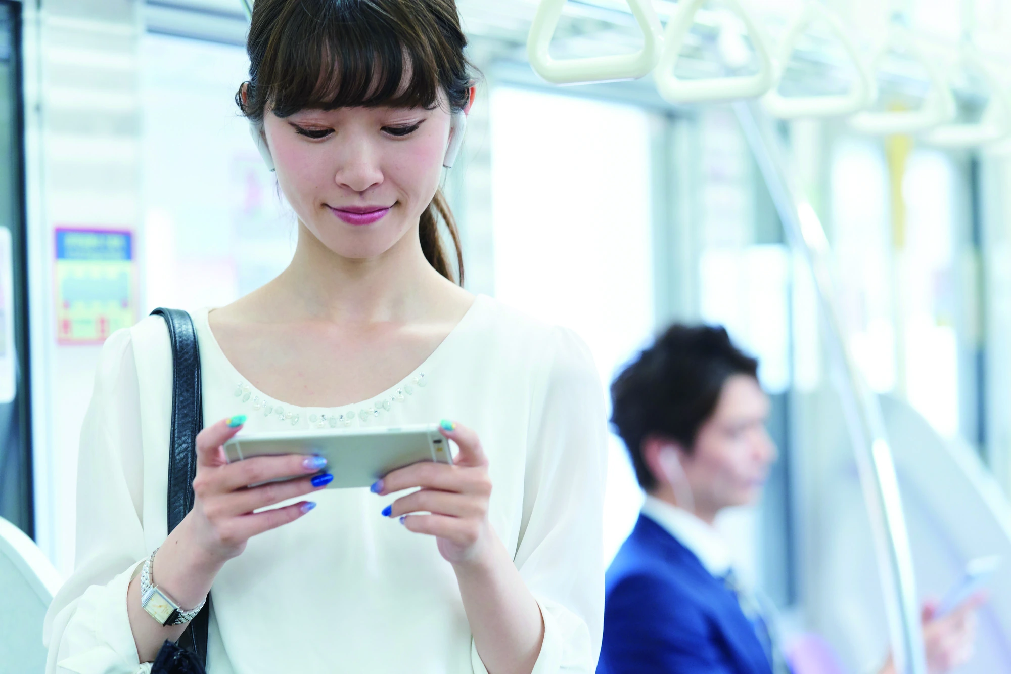 スマートフォンで学修する女性