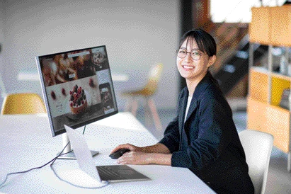 デザイン制作に取り組む女性