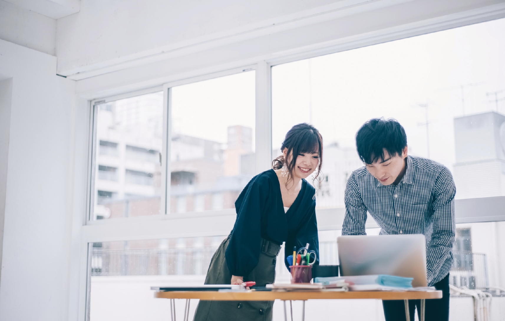 男女でビジネスについて検討する様子