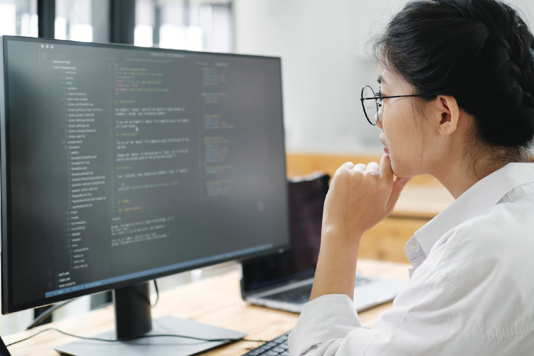 プログラミングに取り組む女性