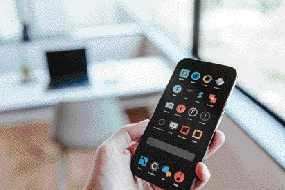スマートフォンを操作するイメージ