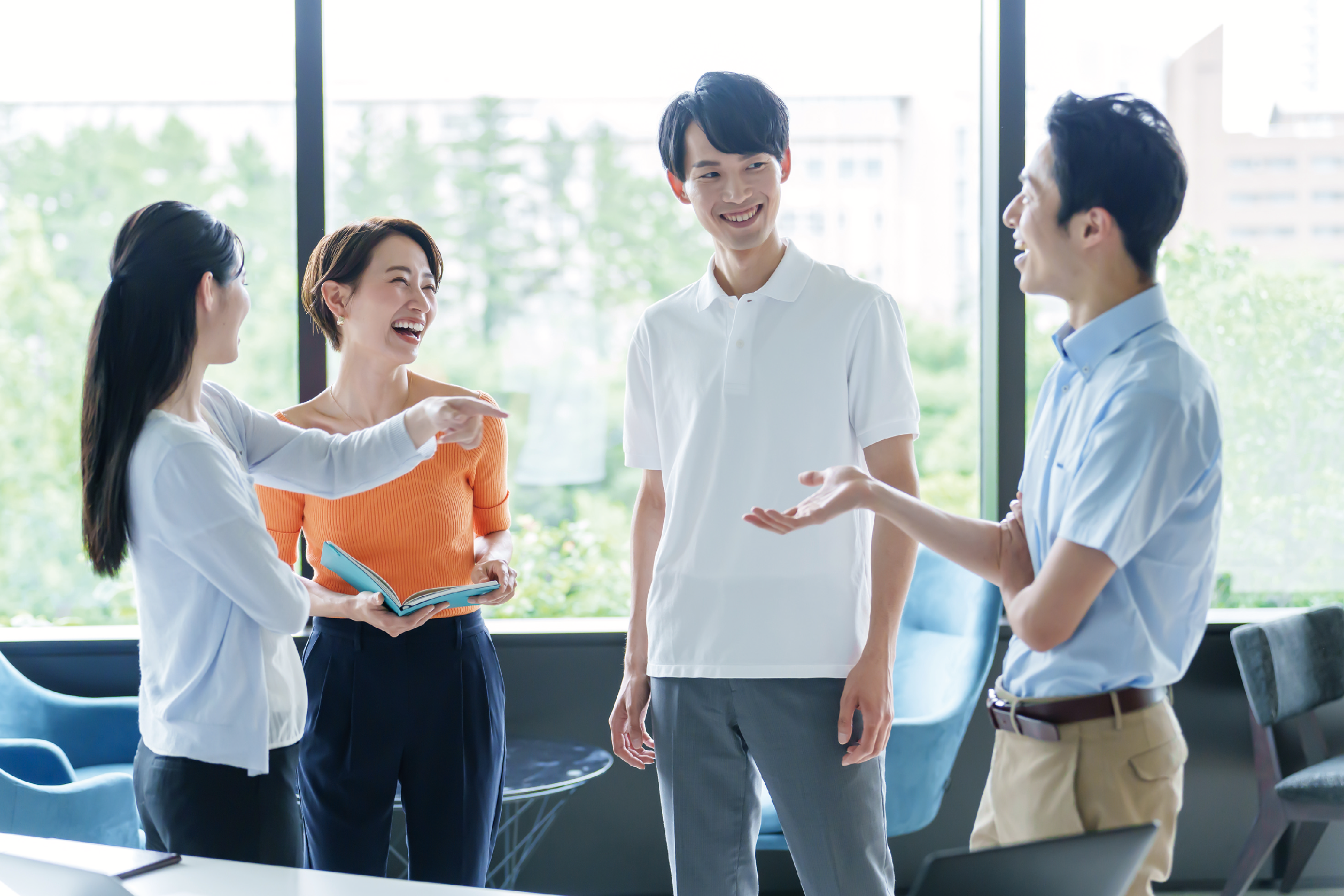 チームで意見を交わす様子